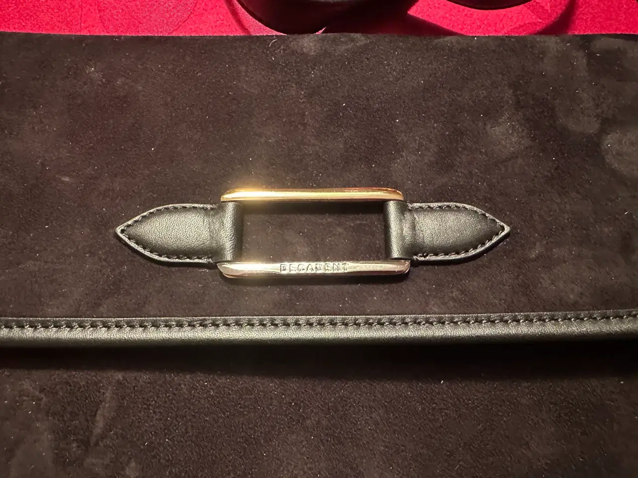 Billede 3 - Lækker Ruskind Clutch fra Decadent Copenhagen