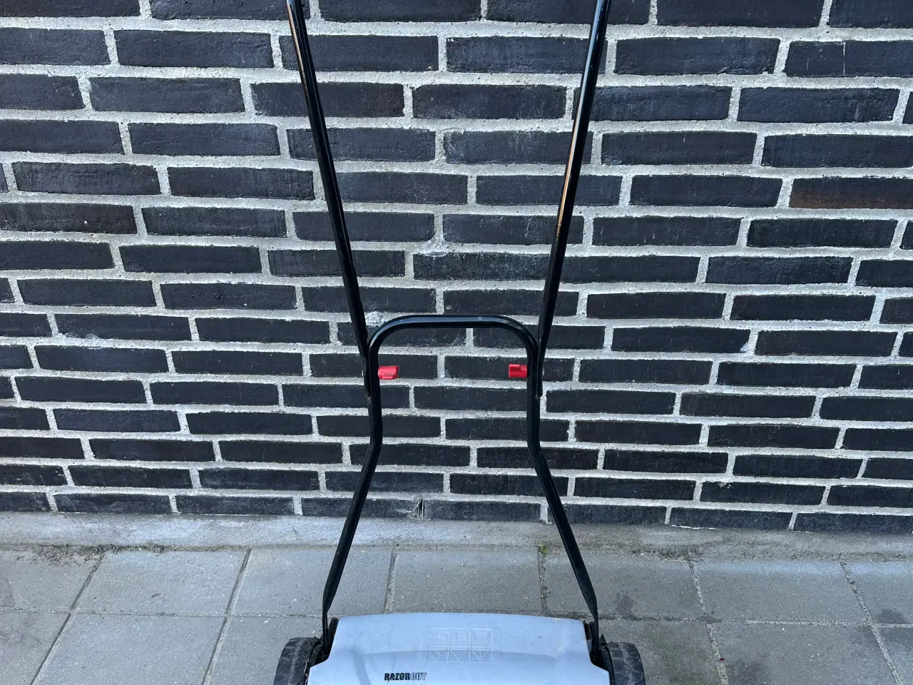 Billede 1 - Håndskubber til græsset