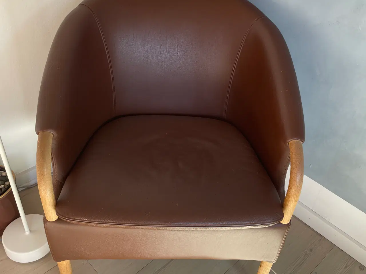 Billede 1 - Flot Lænestol i brun læder og egetræ