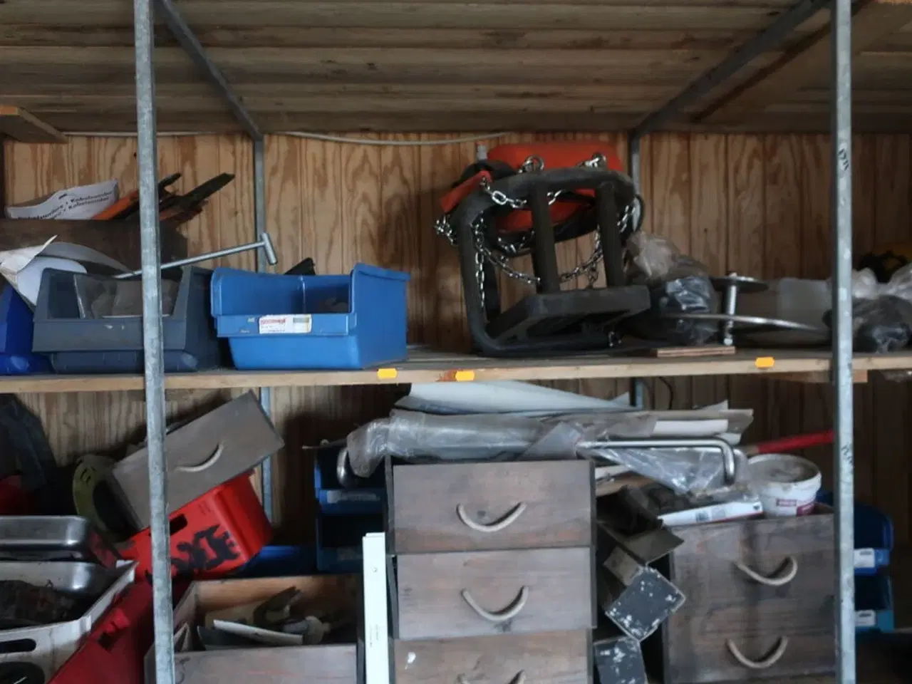 Billede 11 - Reol med div. Reservedele og varelager samt rullevogn med indhold m.m.