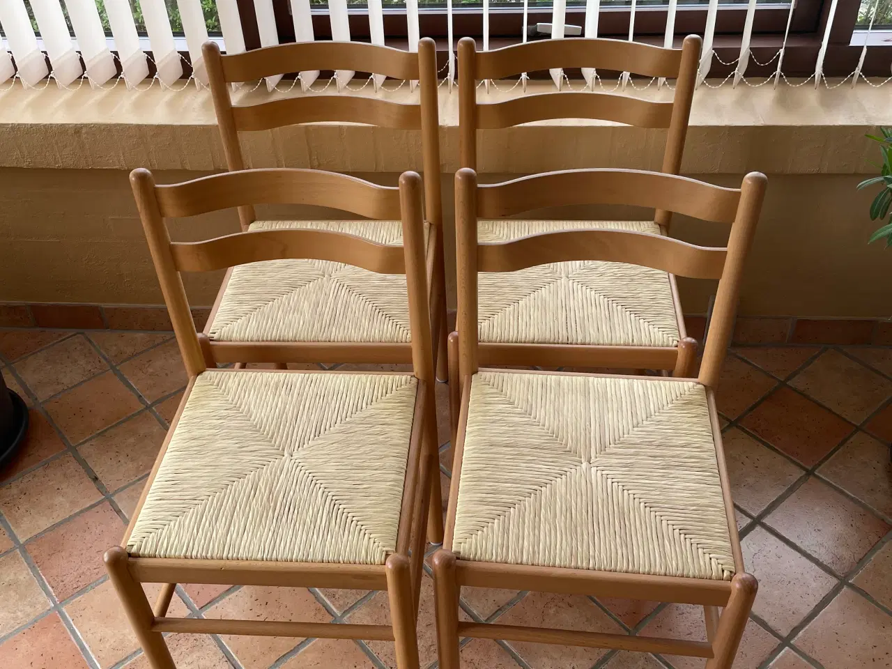 Billede 4 - Spisebord med 4 stole bøg