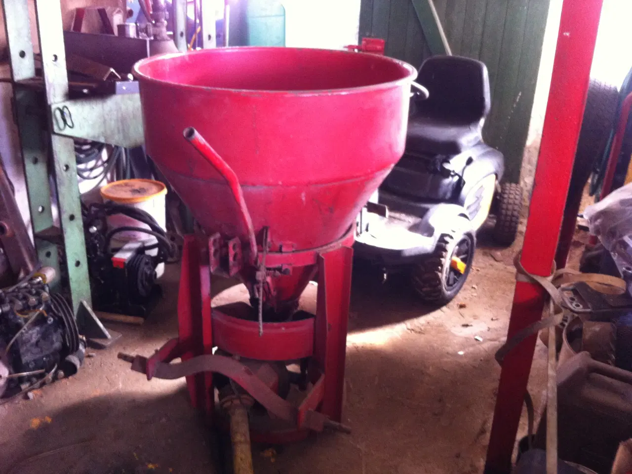 Billede 1 -  Sælges: Velholdt Gødningsspreder Fabrikat Holbæk