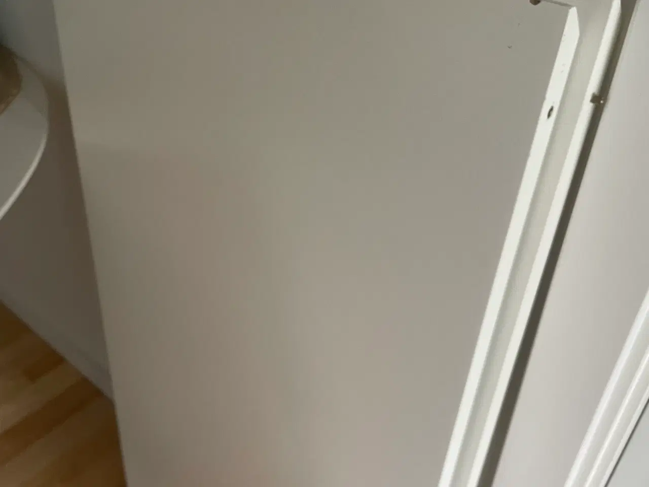 Billede 2 - Spisebord i hvid glans har lidt brug spor   To til