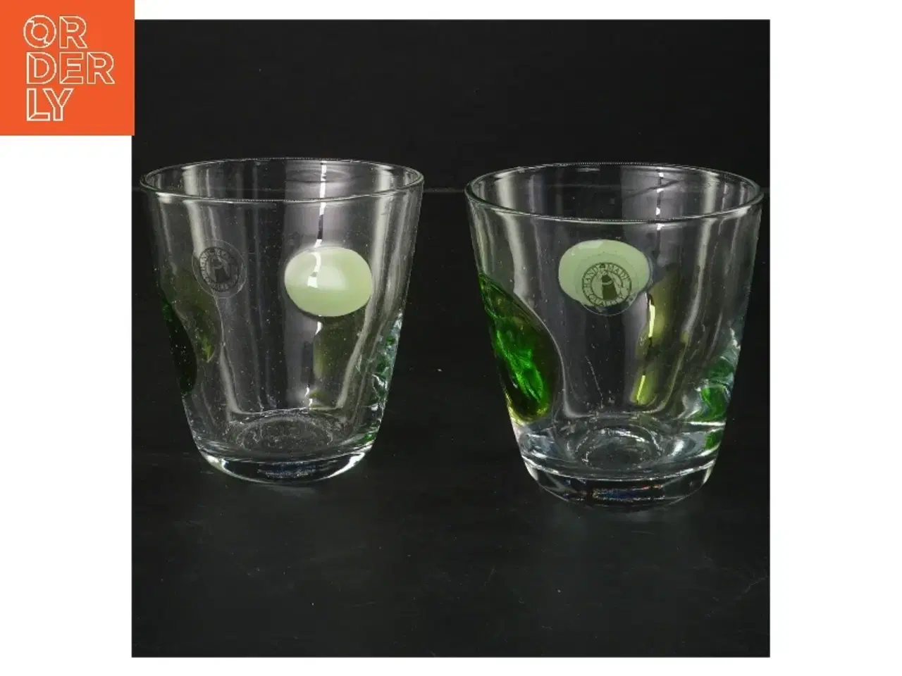 Billede 1 - Vinduesglas med grønne detaljer (str. 2 stk Ø 9 cm længde 9,5 cm)