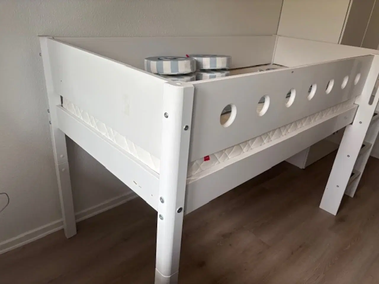 Billede 4 - FLEXA HALVHØJ SENG inkl. madras og tilbehør