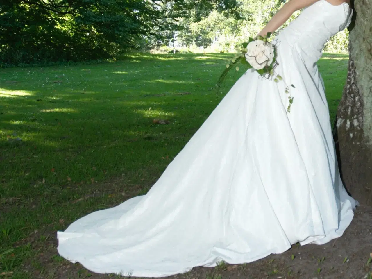 Billede 1 - brudekjole med corsage og slæb