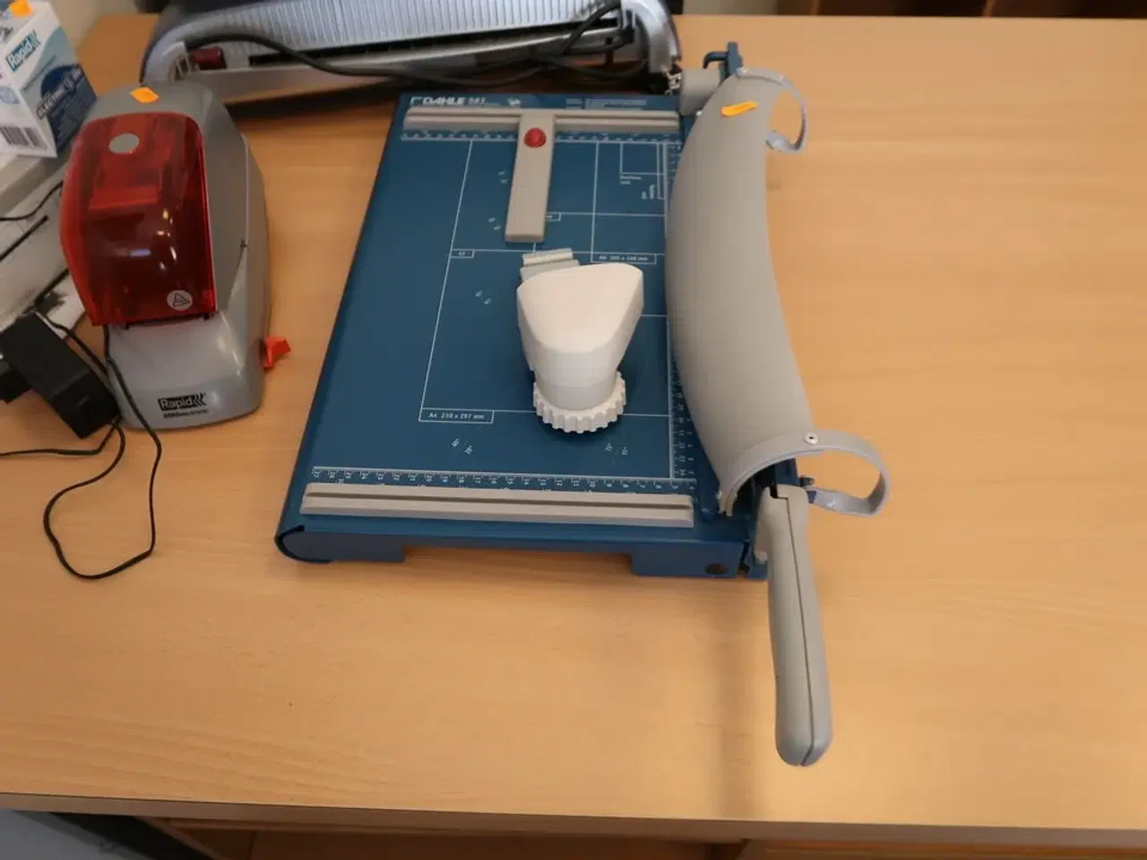 Billede 5 - Hulmaskiner, skæremaskine DAHLE 561, hæftemaskine RAPID 5050electronic