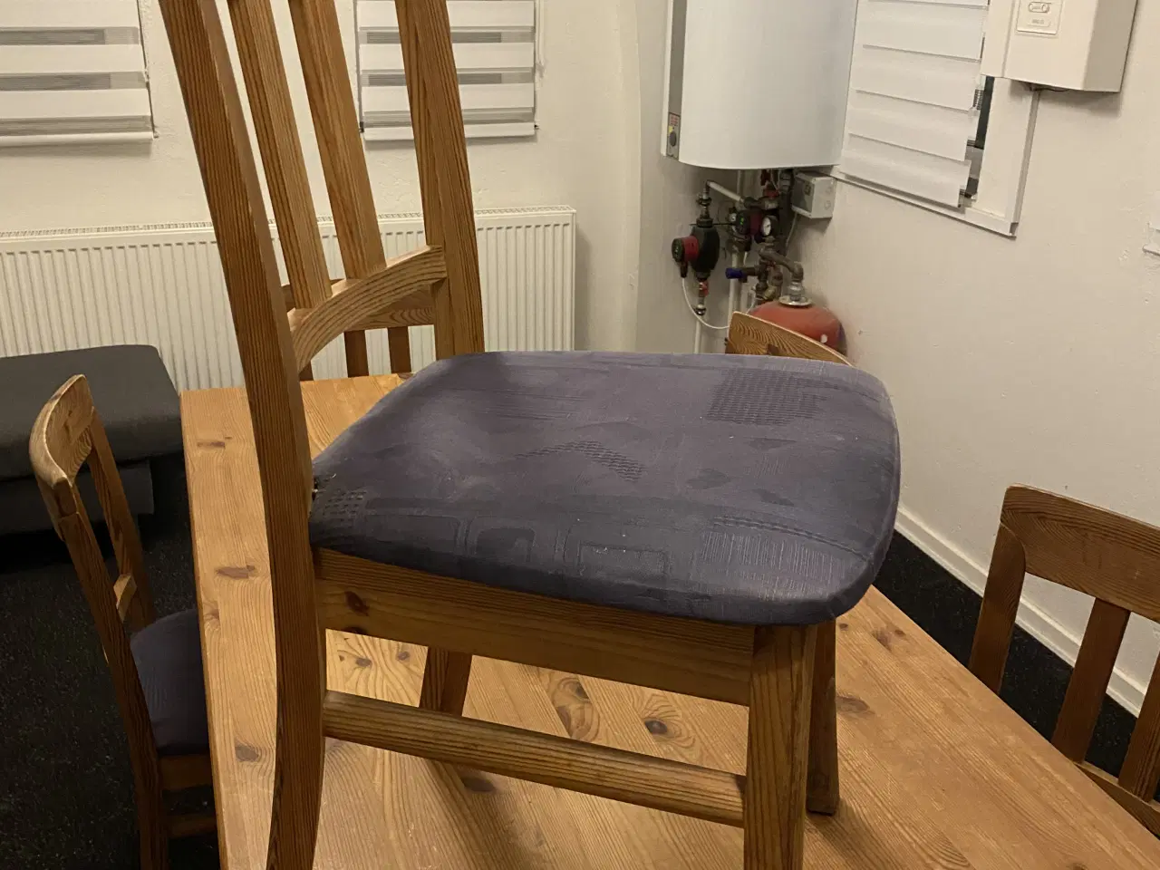 Billede 2 - Fyrtræbord og 5 stk stole