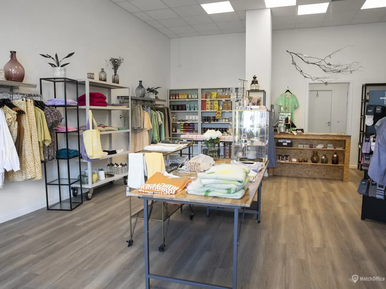 Billede 3 - Butik til tøj / sko / livsstil / accessories / aktiv fritid