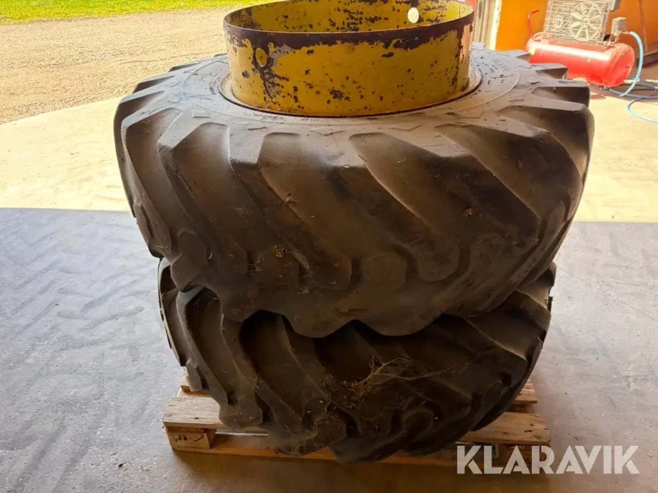 Billede 4 - Tvillingehjul Goodyear 16.9-24 - 2 styk - med låse