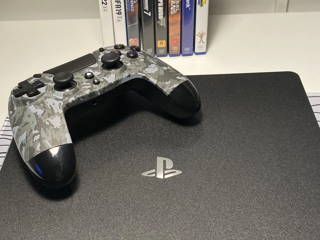 Billede 2 - Playstation 4 Slim 1 TB + controller + 8 spil – kl