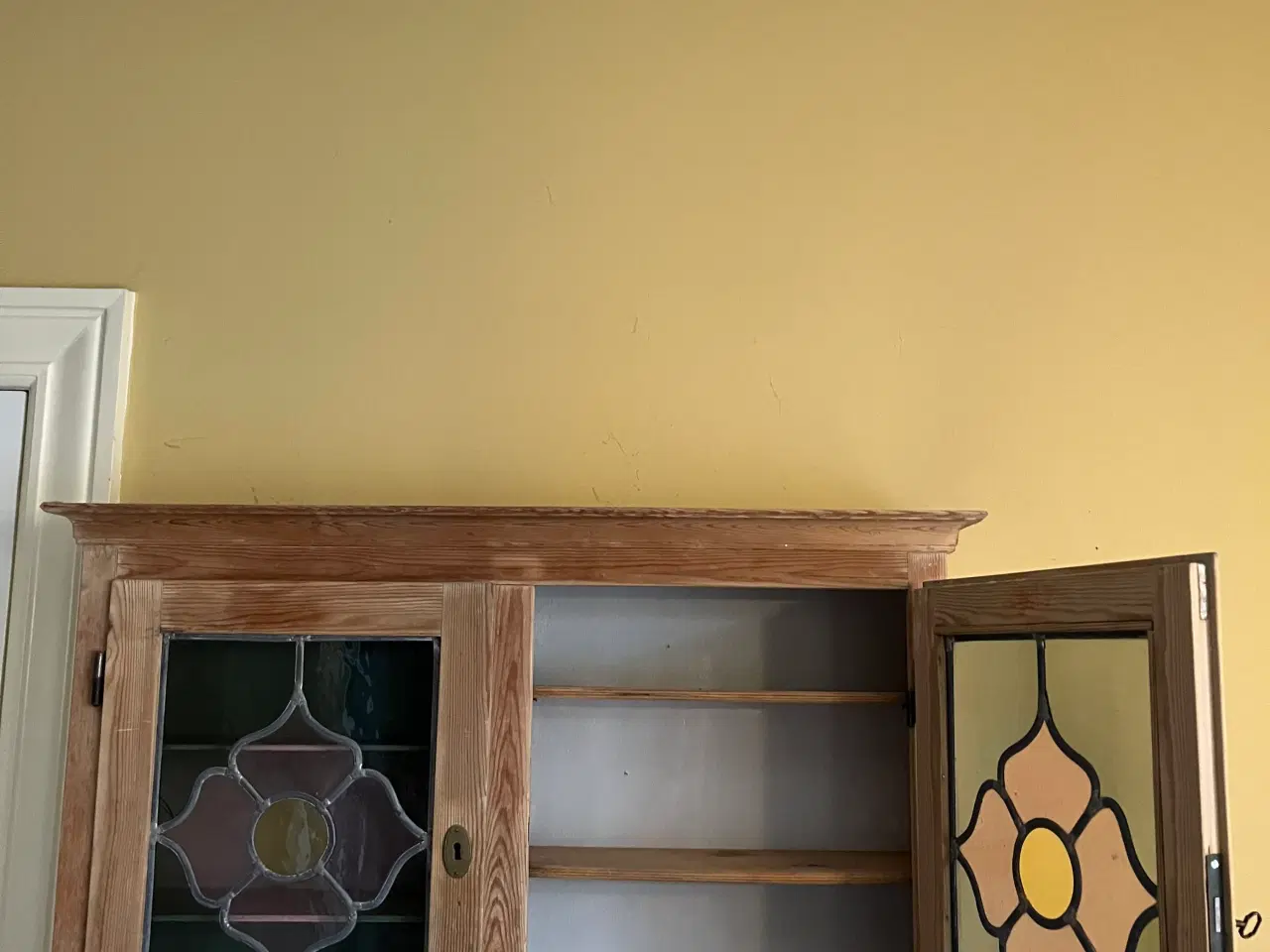 Billede 1 - Vitrineskab med farvet glas