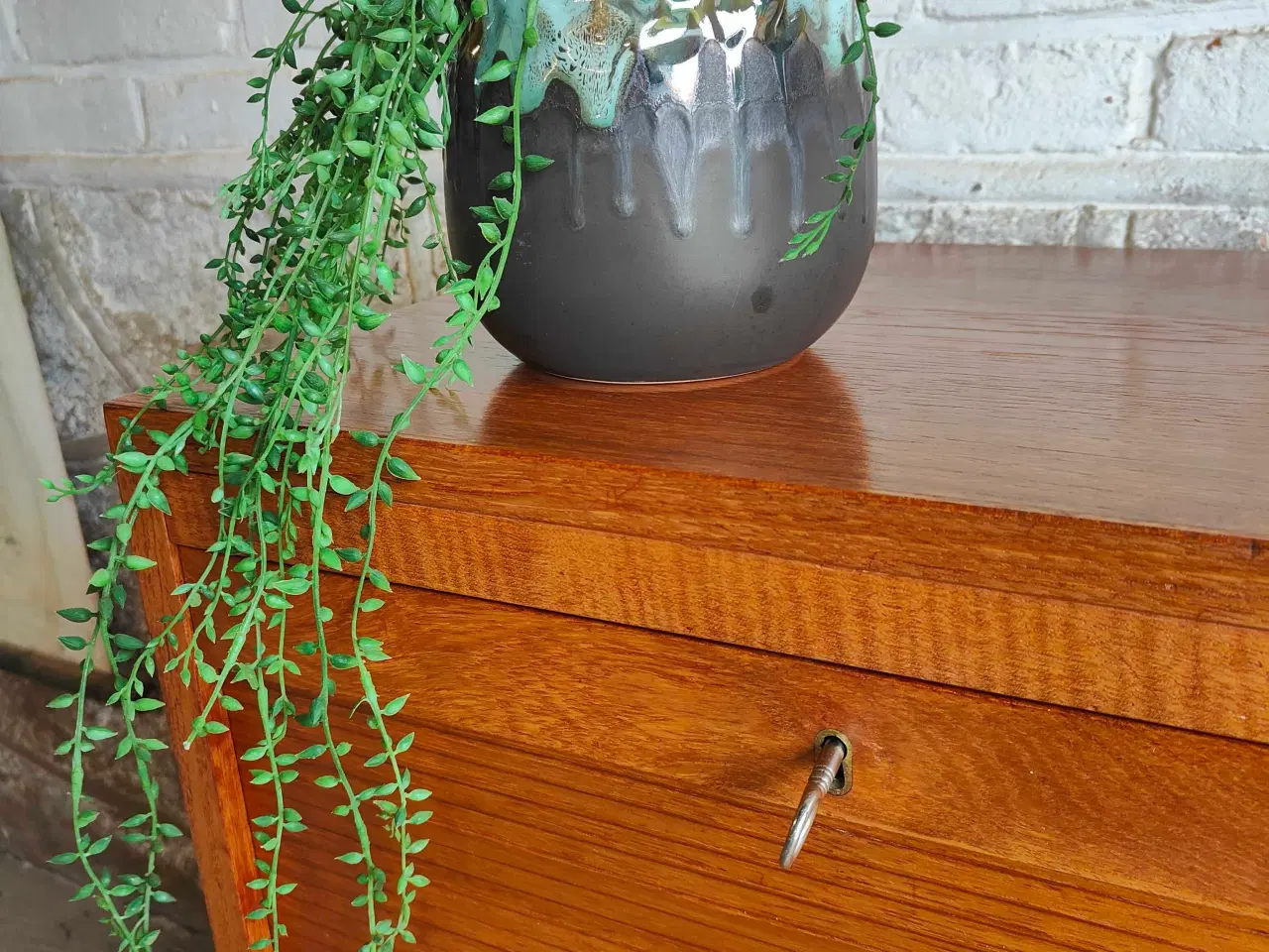 Billede 2 - Lille fin jalousiskab i teaktræ med udtræksskuffer