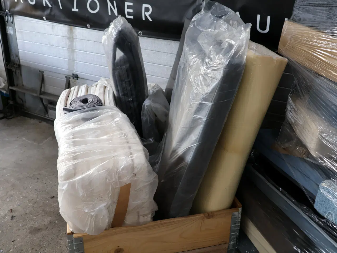 Billede 3 -  Paller med diverse Hynder.