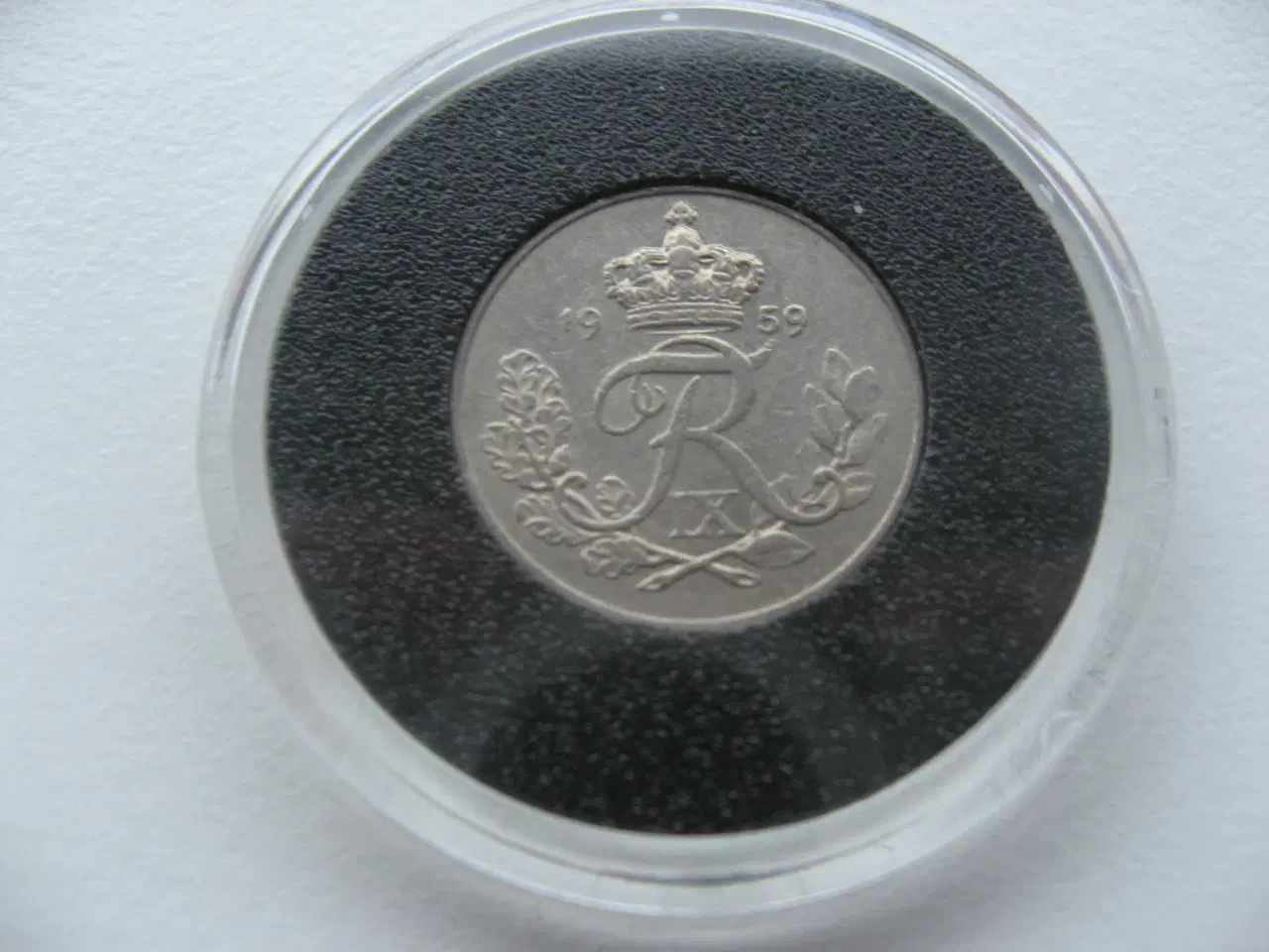 Billede 1 -  Flot 10 øre 1959, den svære, i Kapsel