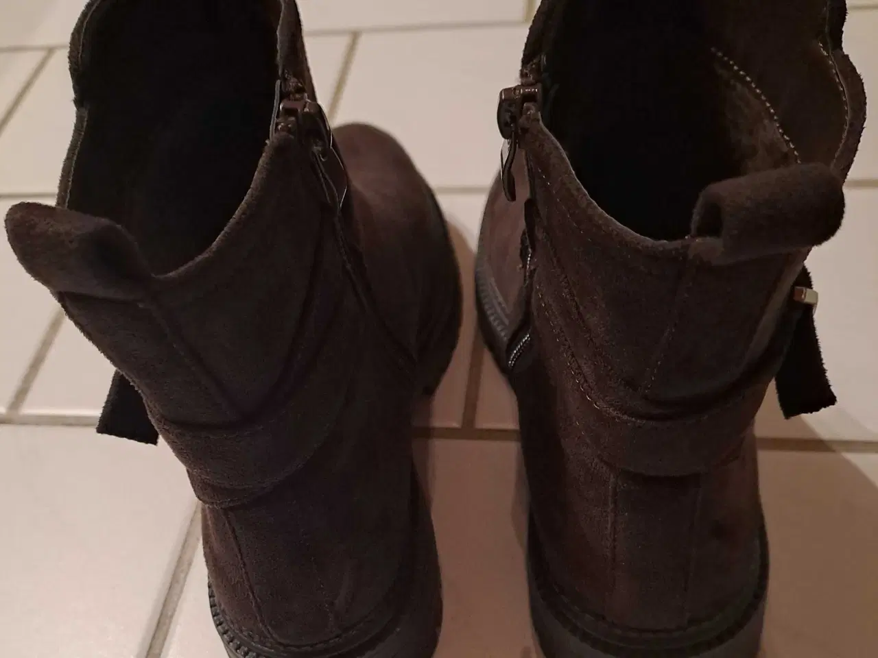 Billede 3 - Ny ankelstøvle i mørkebrun ruskind str 38