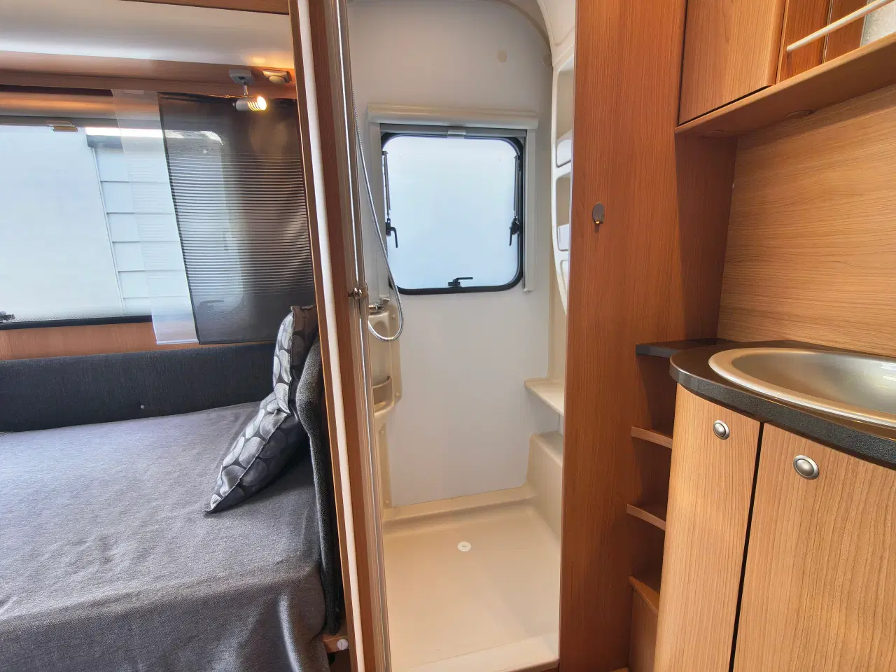 Billede 10 - Meget velholdt Adria med 2 fortelte, markise mm.