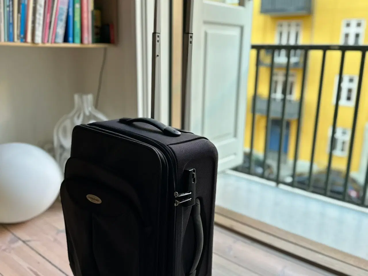 Billede 3 - Grå Samsonite kuffert i hård plast og stof