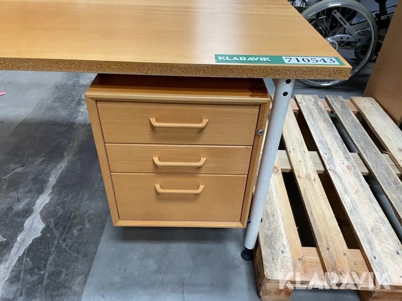 Billede 2 - Skrivebord, rundt bord og alm bord
