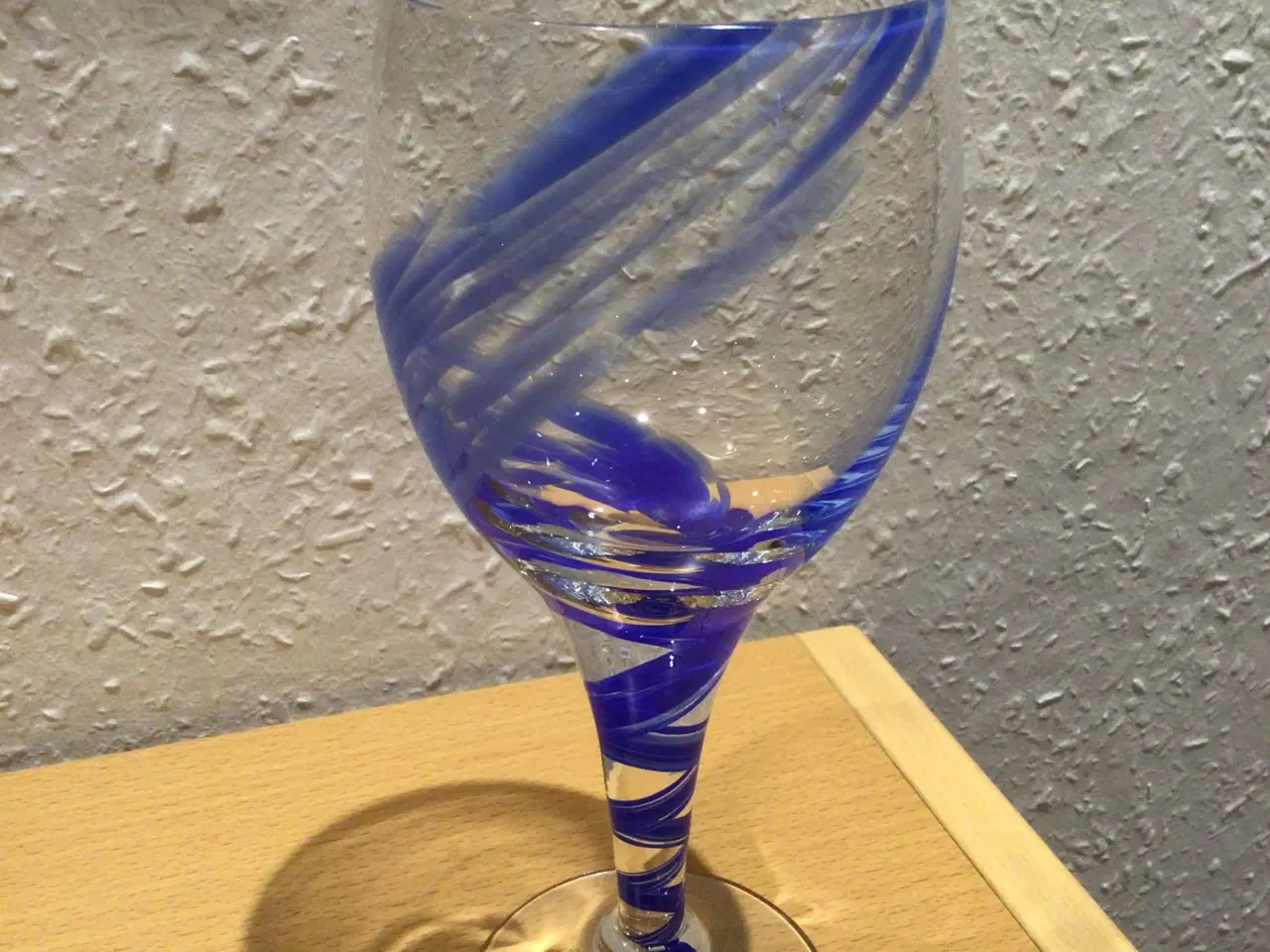 Billede 5 - Mundblæst vinglas på fod med koboltblå mønster