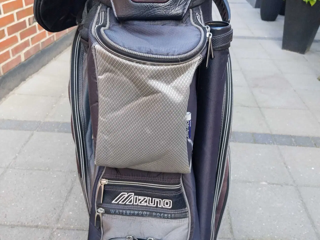 Billede 2 - Mizuno ruminddelt golfbag med regnslag