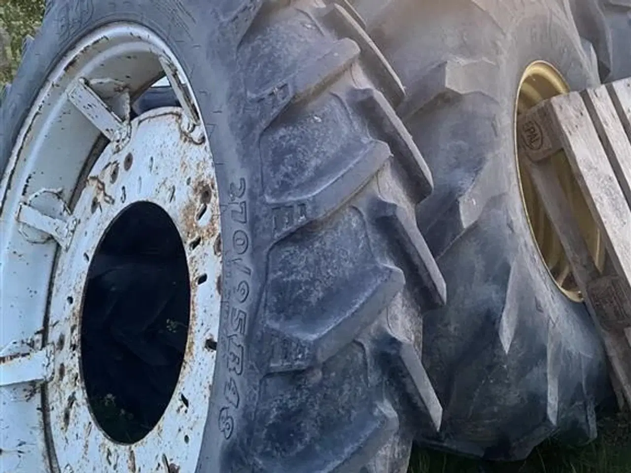 Billede 3 - BKT 270/95R48 og 230/95R32. Prisen er for alle 4 stk.