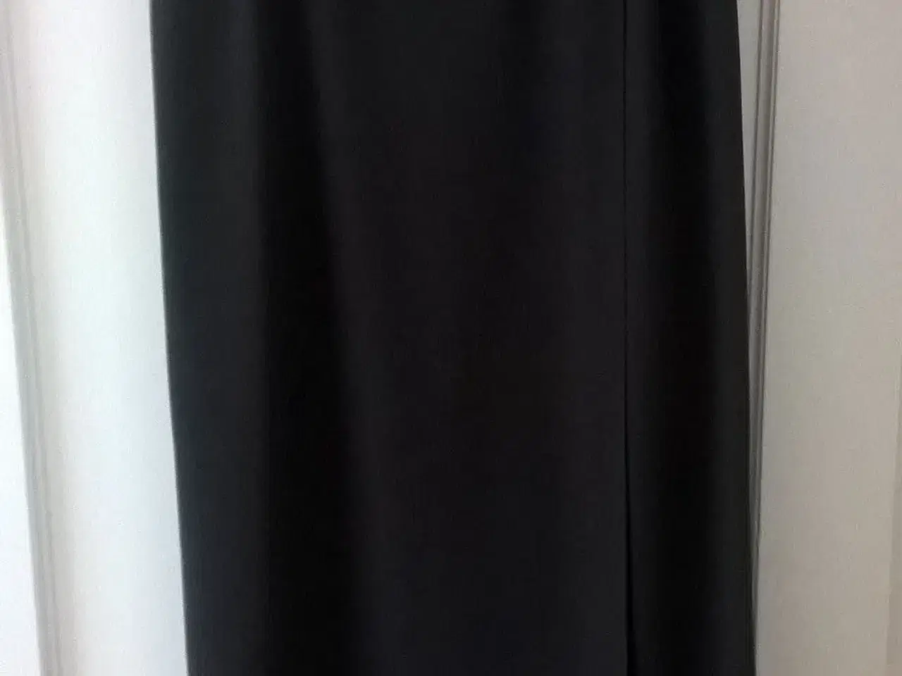 Billede 1 - Klassisk nederdel med slåom-effekt, størrelse 36