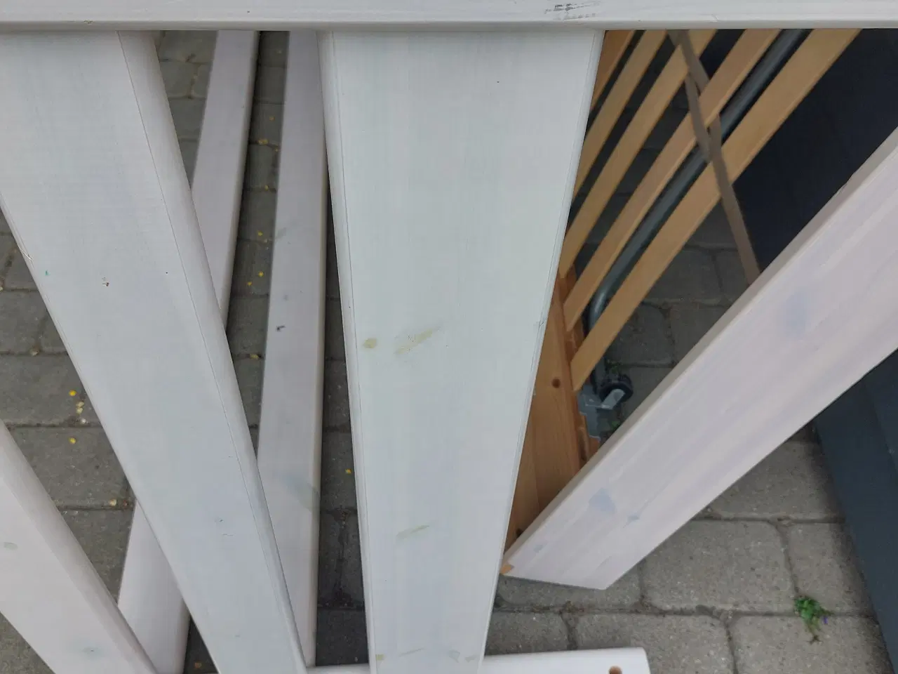 Billede 5 - Flexa seng i hvidbejdset fyr med rulleseng og side