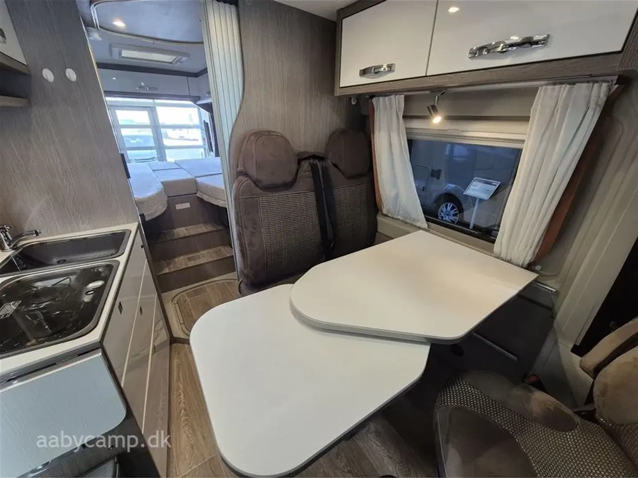 Billede 13 - 2020 - Pössl Roadcar R 640 Automatgear. 2x solceller. batteri. markise. duo-control. kompressor køleskab. undervognsbehandlet. helårsdæk. anhængertræk. soft close på bo-delsdør.