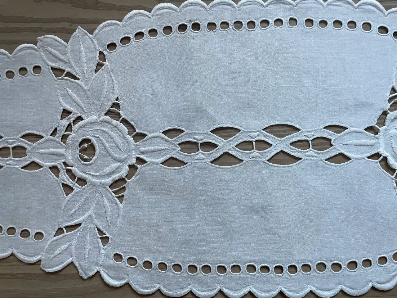 Billede 3 - Løber i venetiansk broderi