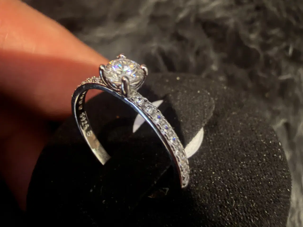 Billede 3 - Smuk Ring m. 0,3carat moissanite Diamant 