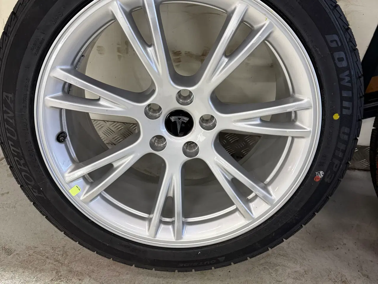 Billede 5 - Nye originale 19” Tesla y fælge med nye vinterdæk 
