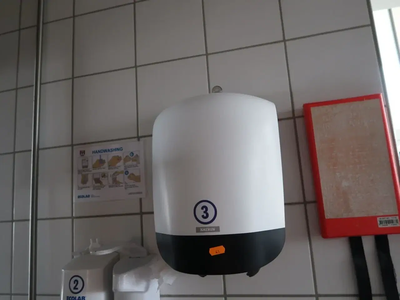 Billede 2 - Papirdispenser, sæbedispenser samt håndvask med armatur