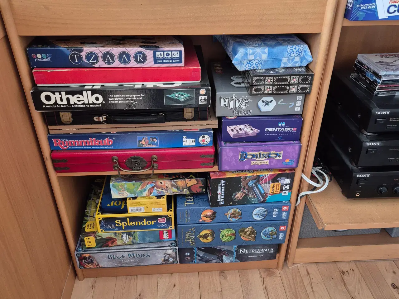 Billede 1 - 1 Botium reol i bøg