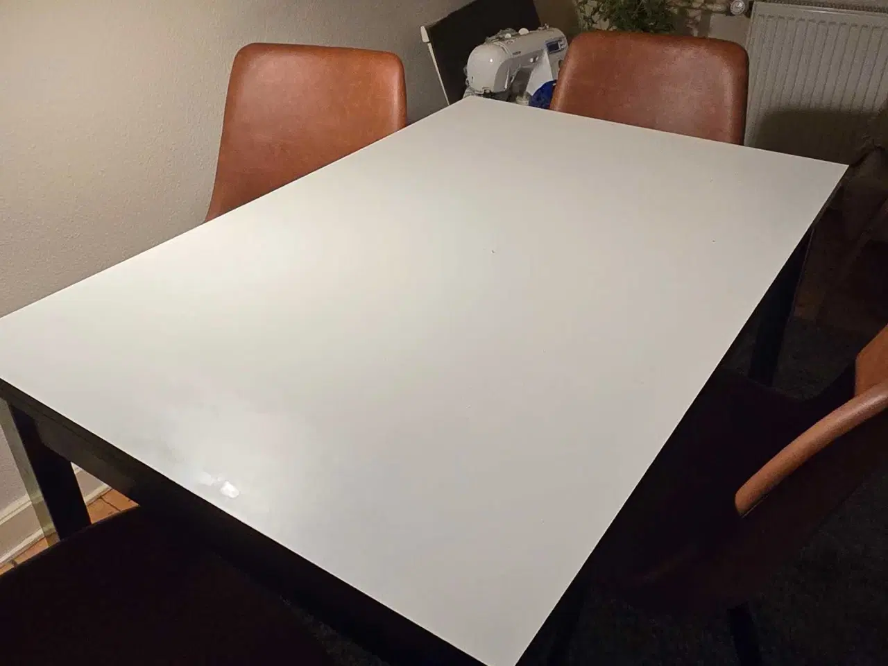 Billede 3 - Spisebord med hvid plade og blanke ben