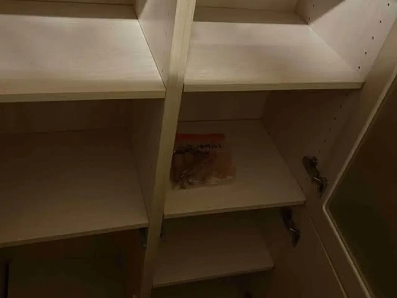 Billede 2 - GRATIS KOM MED BUD Badeværelse møbel med glaslåger