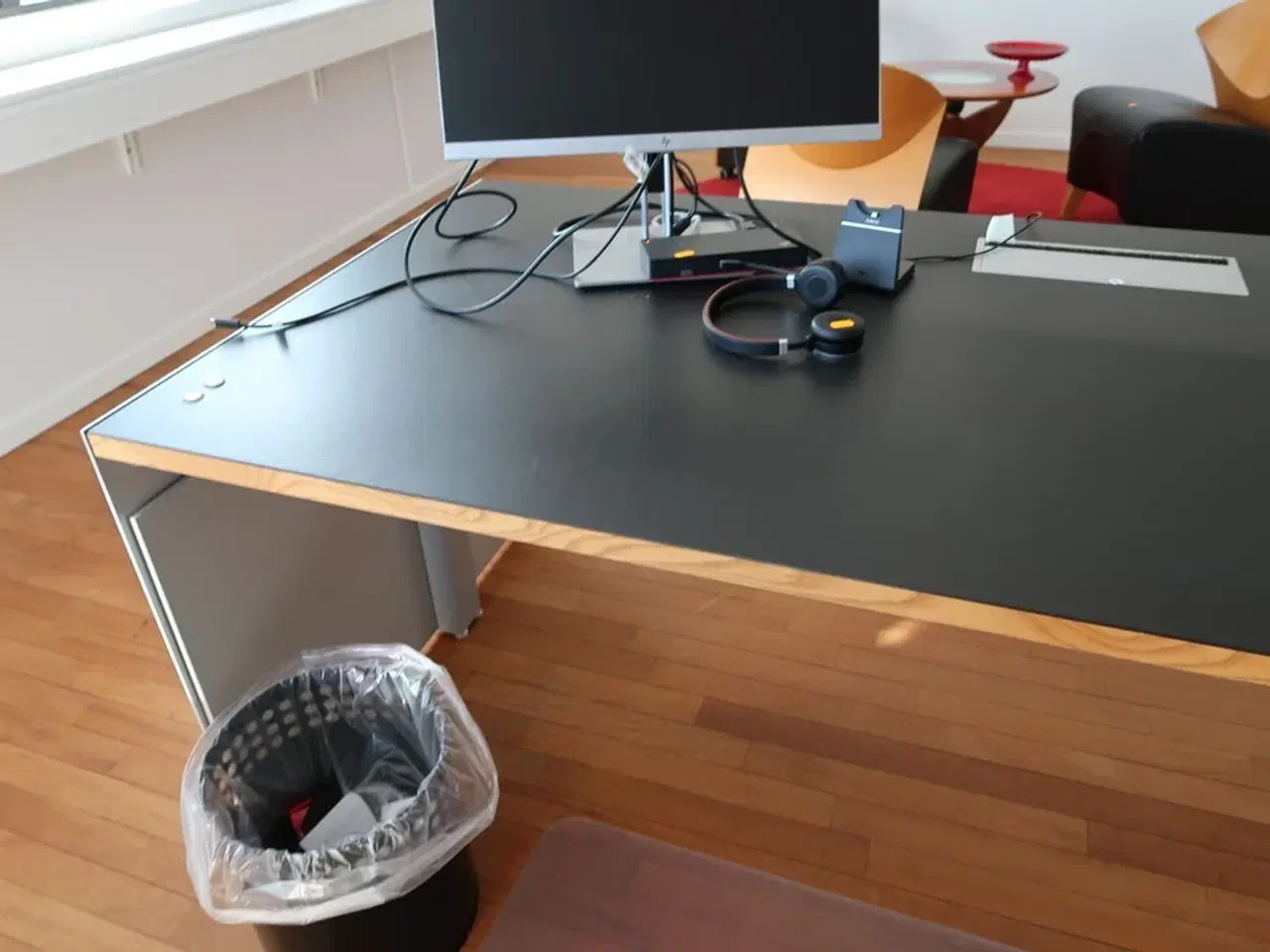 Billede 4 - El. hæve/sænke skrivebord MONTANA Djob samt kontorstol