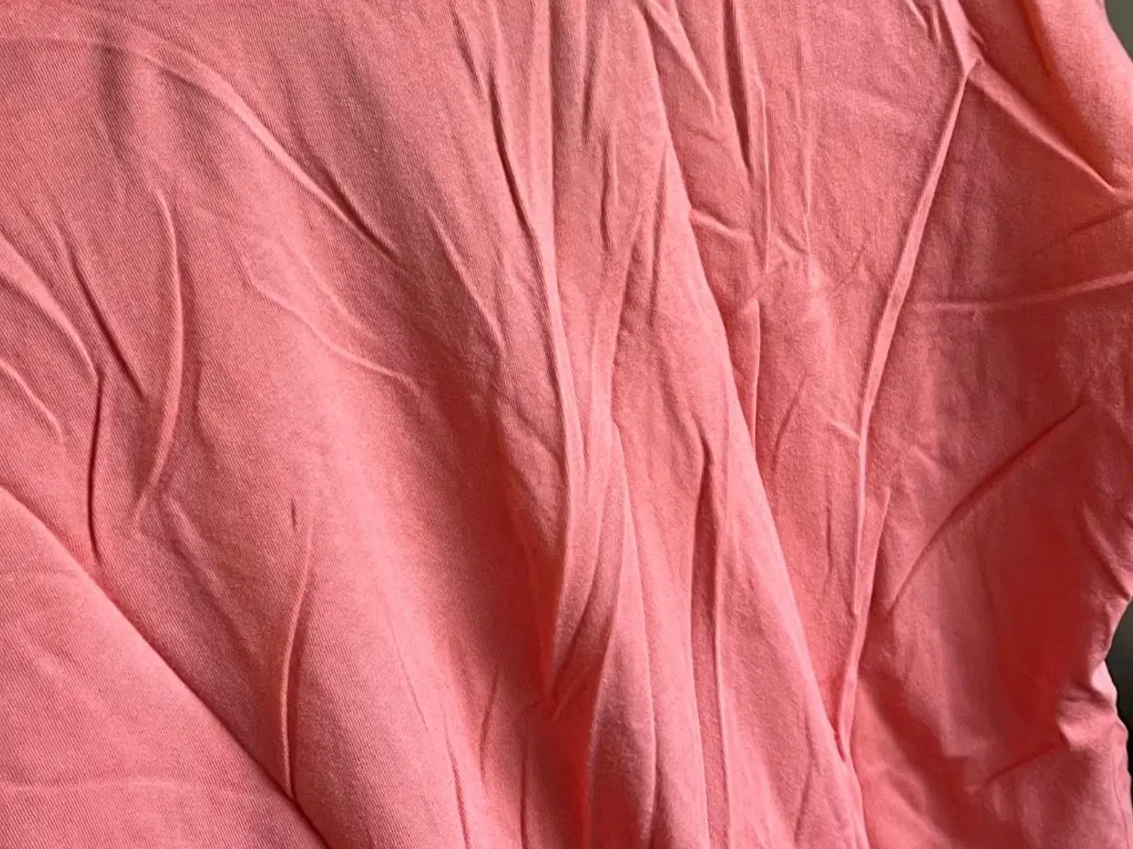 Billede 3 - Koralfarvet t-shirt fra Garcia