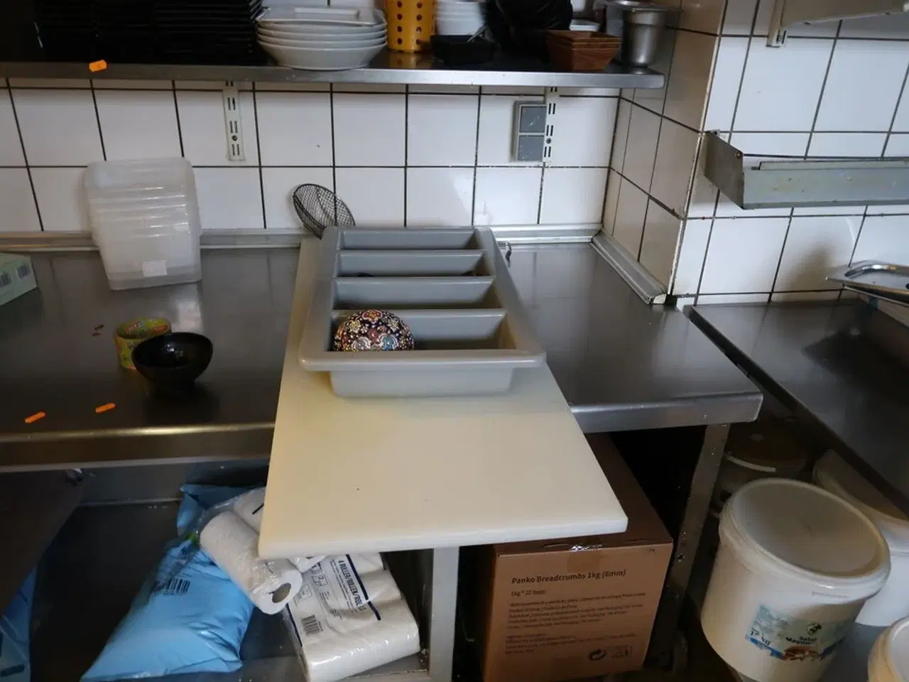 Billede 4 - Rustfri stålbord med indhold