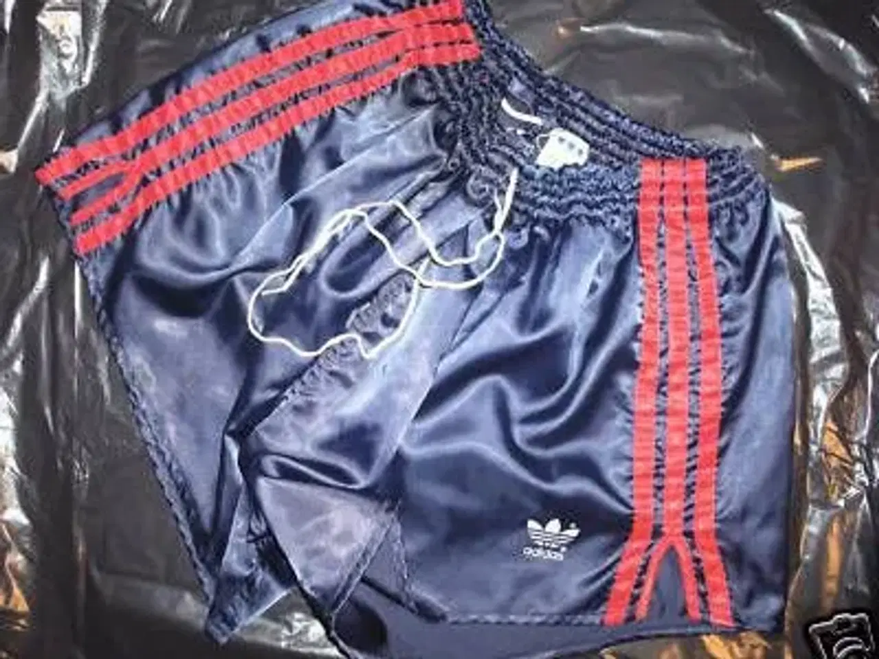 Billede 3 - Adidas og hummel nylon retro shorts købes