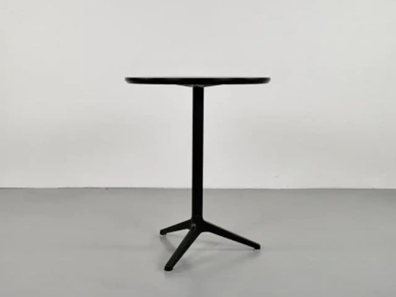 Billede 1 - Cafebord fra pedrali med rund sort plade.