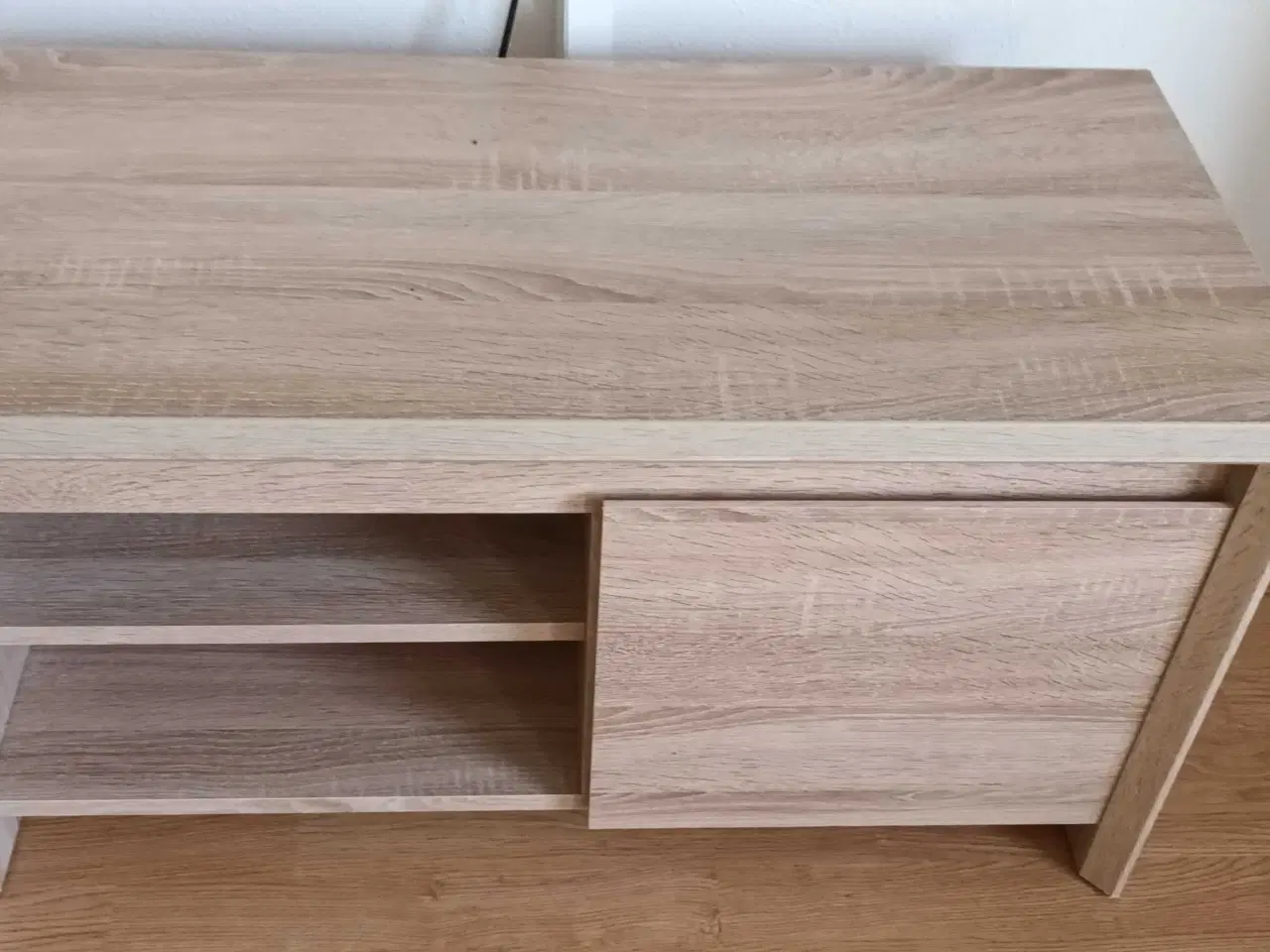 Billede 2 - Tv bord med 1 hylde og låge I fin stand 