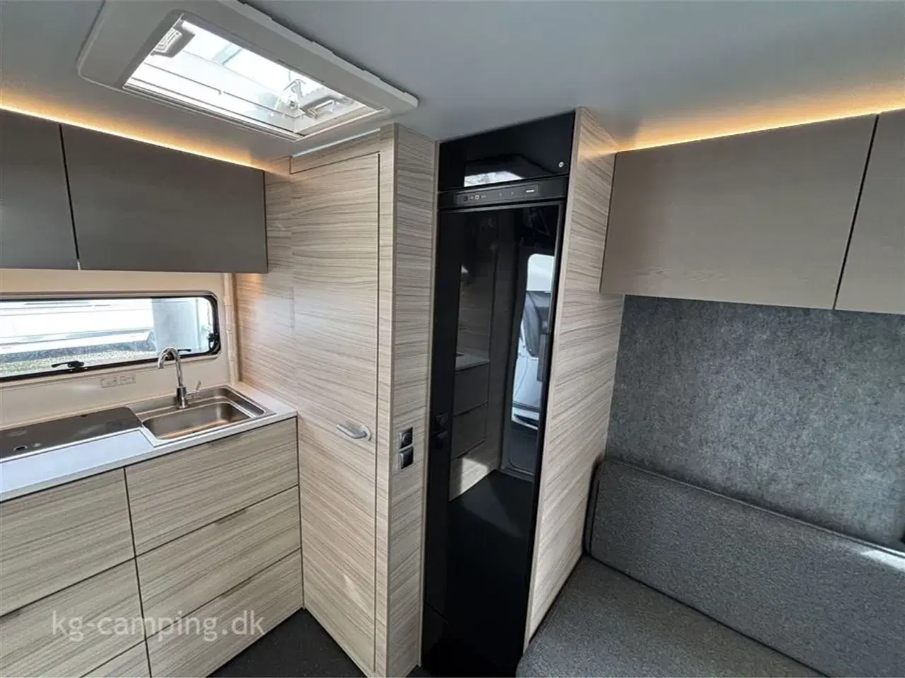 Billede 9 - 2026 - Adria Altea 362 LH   Adria Altea 362 LH - Klar til eventyr - Enkeltsenge - Stort 140L Køleskab