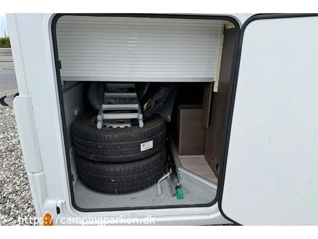 Billede 15 - 2022 - Benimar   Vinterisoleret Benimar med queensbed og face-to-face siddegruppe