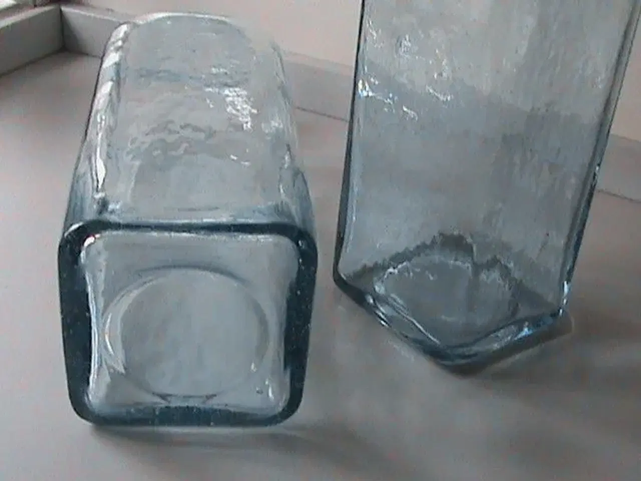 Billede 4 - To antikke firkantede glas flasker