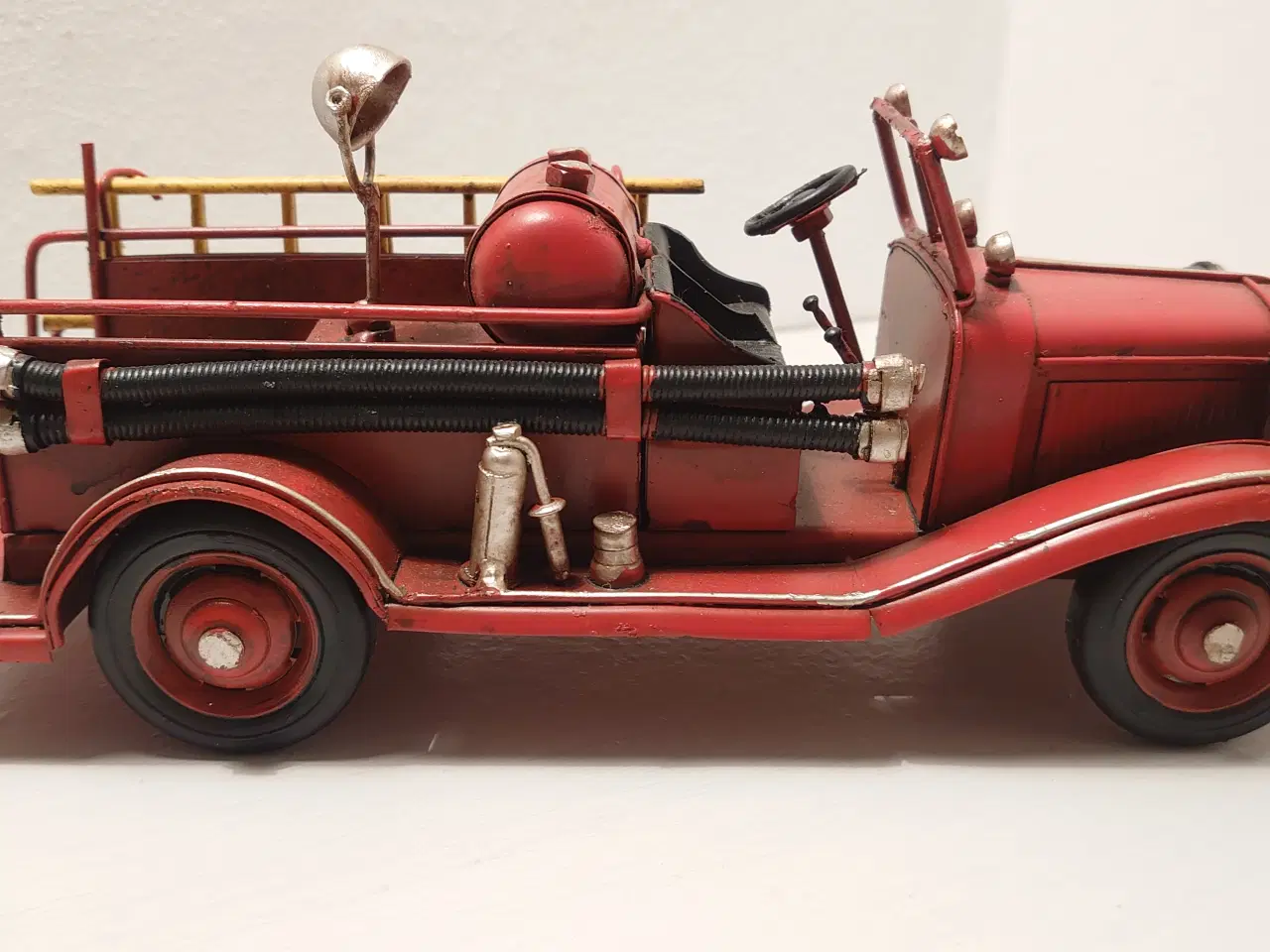 Billede 2 - Vintage blik brandbil i pæn stand. L 26,6cm