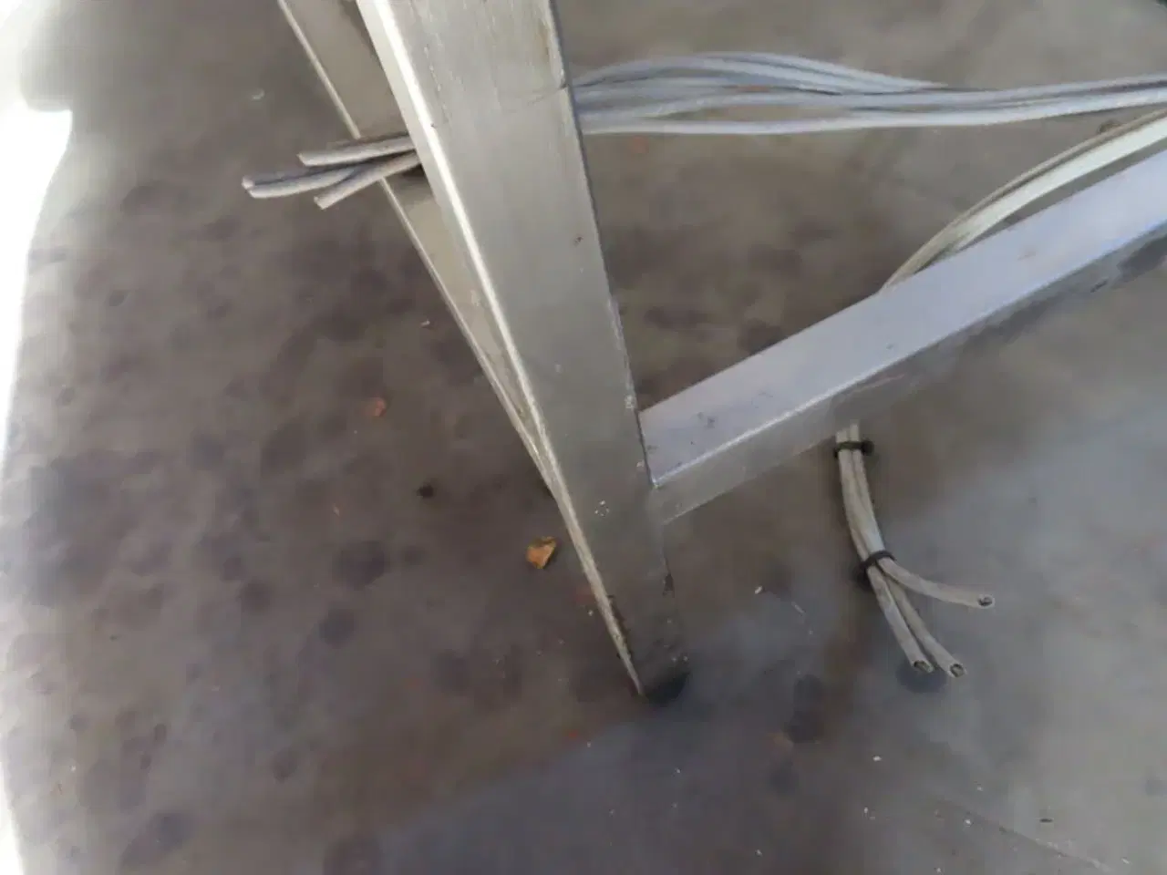Billede 6 - Desk, stålbord med skuffeinsatser og stikkontakter.