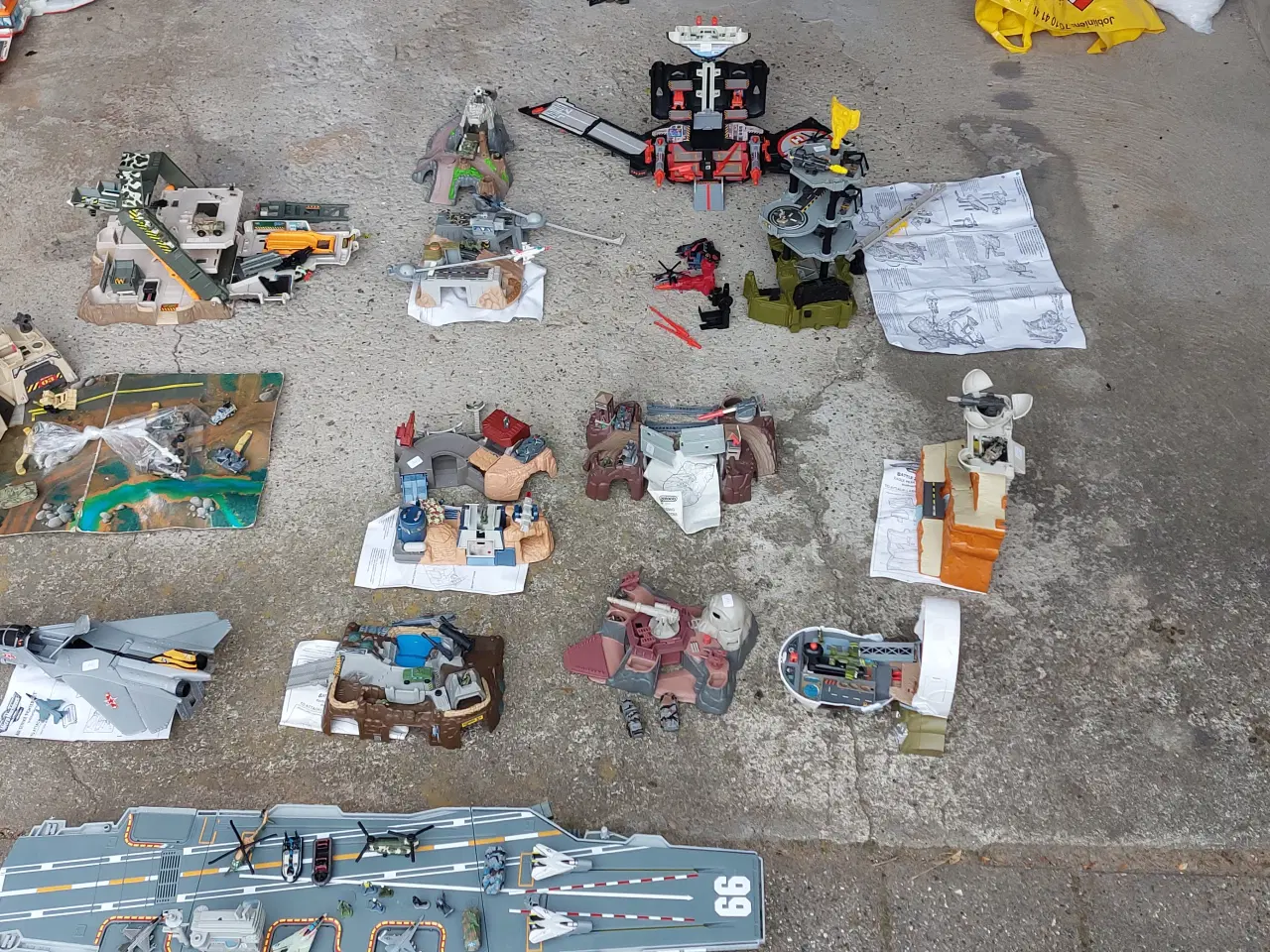 Billede 1 - Micromachines Militær baser, hangarskib, fly osv. 