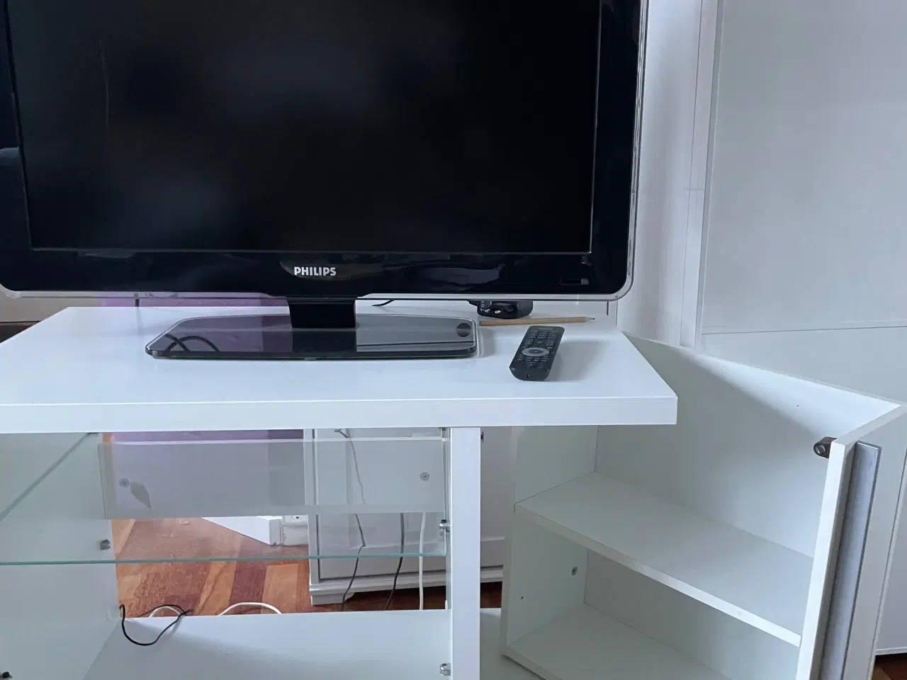 Billede 4 - TV og tv bord