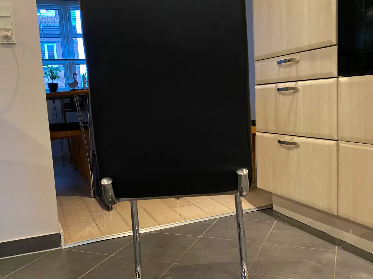 Billede 3 - Spisebordsstole i sort og med  stålben